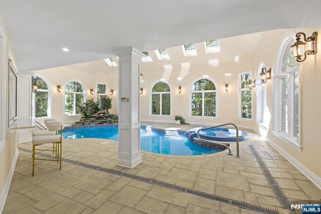 17 Deerhill Drive, Ho-ho-kus, NJ 07423