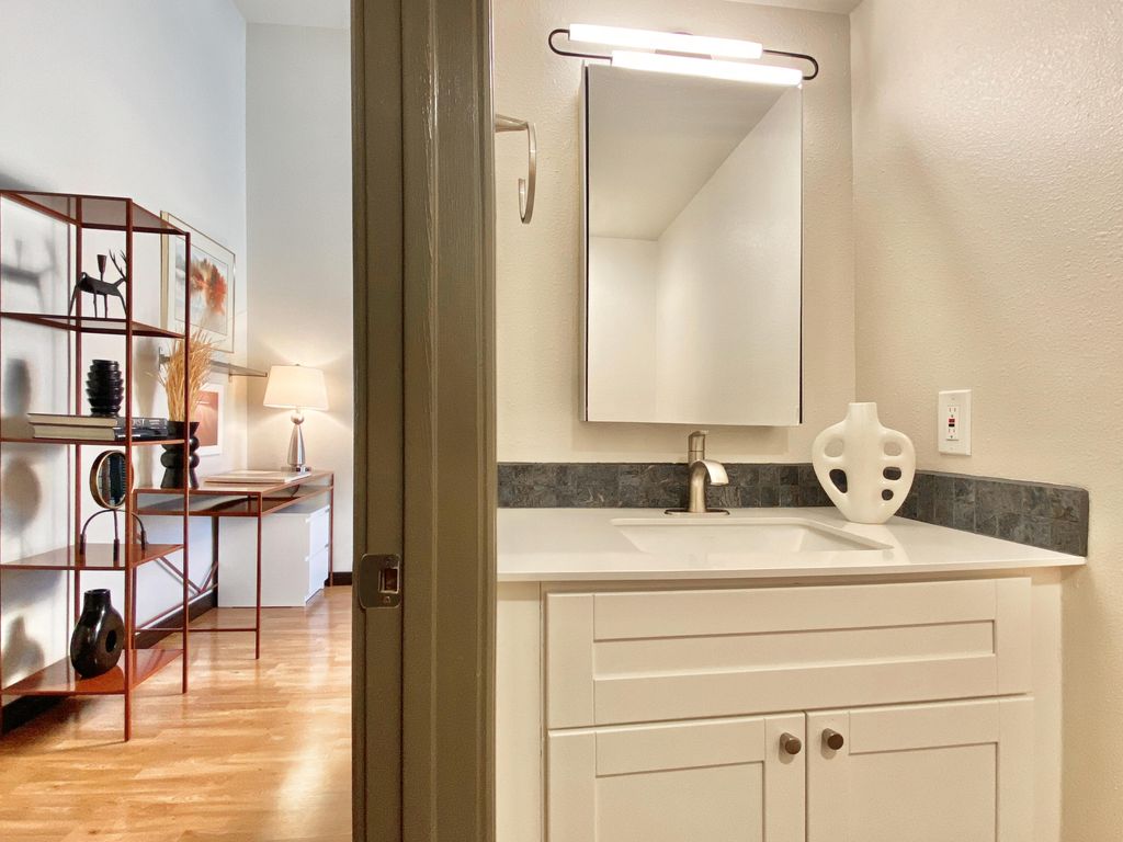 Image 7 of property listing at 301 CENTRAL Avenue NE 113, Albuquerque, NM 87102