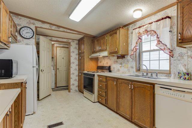 210 Saint Ives, Lansing, MI 48906