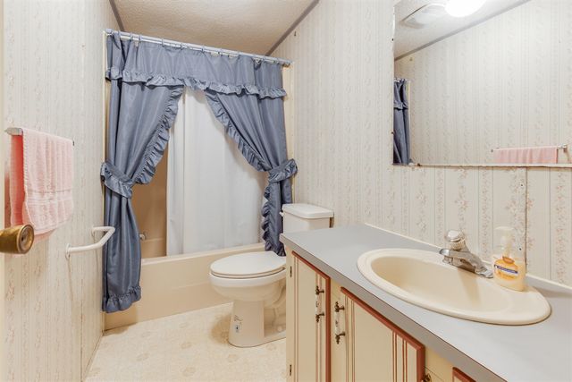 210 Saint Ives, Lansing, MI 48906