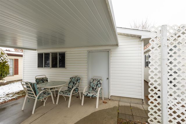 210 Saint Ives, Lansing, MI 48906