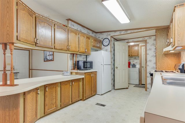 210 Saint Ives, Lansing, MI 48906