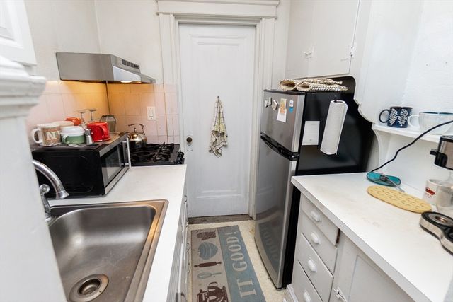 118 Riverway 22, Boston, MA 02215