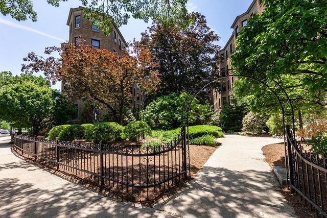 118 Riverway 22, Boston, MA 02215