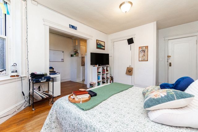 118 Riverway 22, Boston, MA 02215