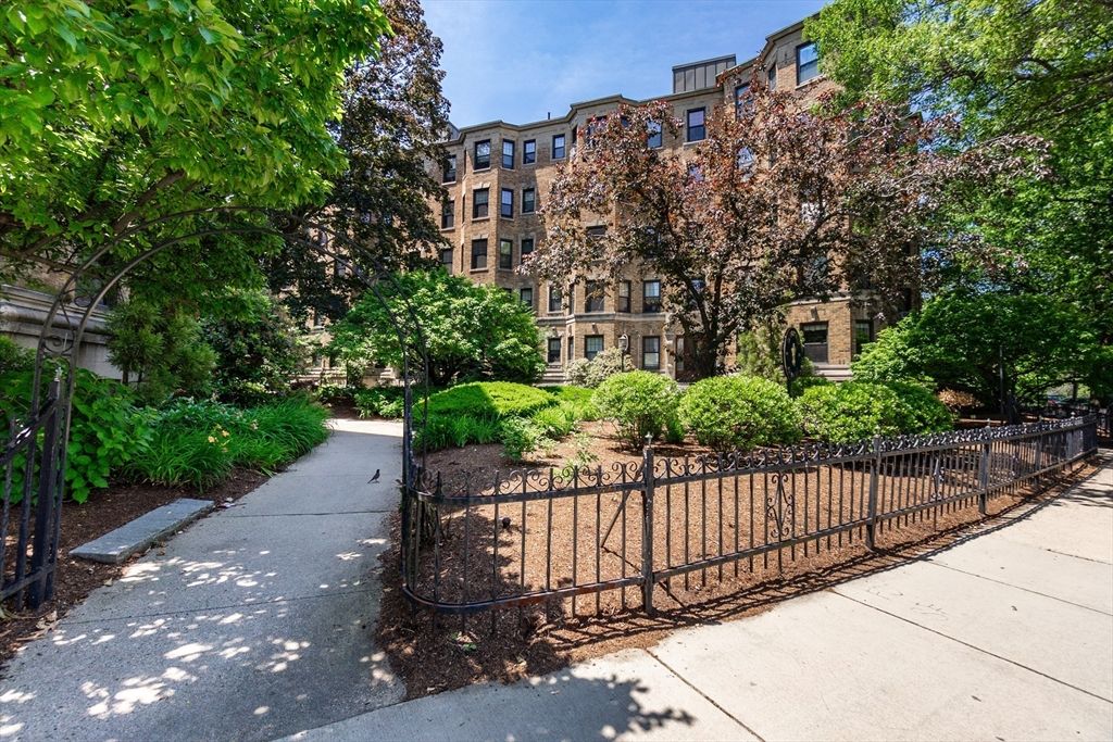 118 Riverway 22, Boston, MA 02215