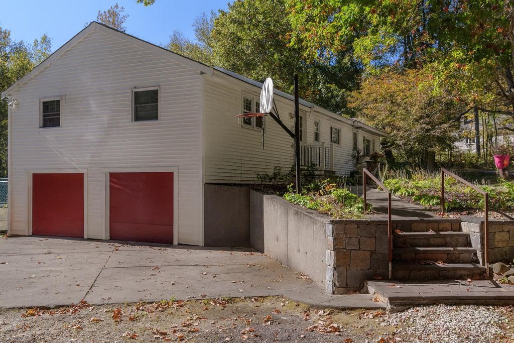 43 Maple Avenue, Newton, NH 03858