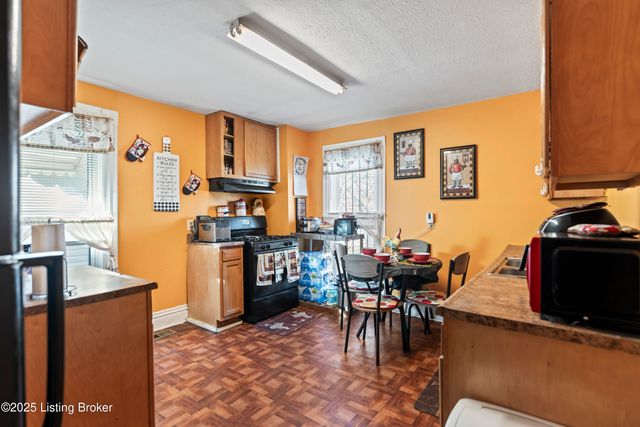 2733 Dumesnil St, Louisville, KY 40211