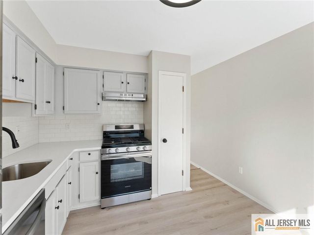 18 Spruce Street 323, Jamesburg, NJ 08831