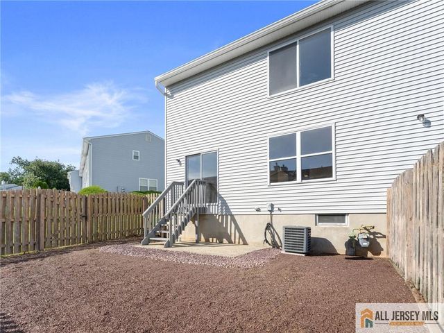 18 Spruce Street 323, Jamesburg, NJ 08831