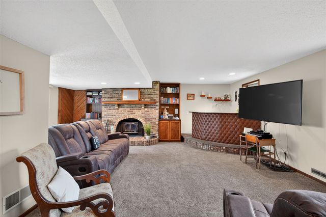 6723 NW 53rd Street, Johnston, IA 50131