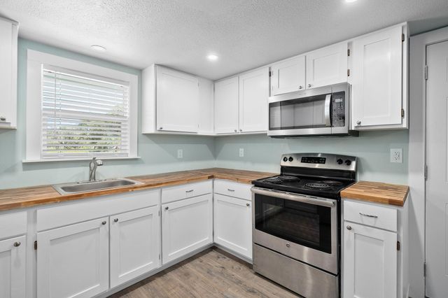 248 Post Oak LN, Rockport, TX 78382