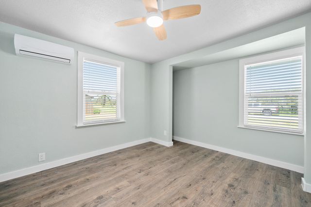 248 Post Oak LN, Rockport, TX 78382