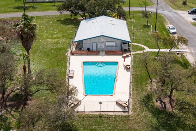 248 Post Oak LN, Rockport, TX 78382