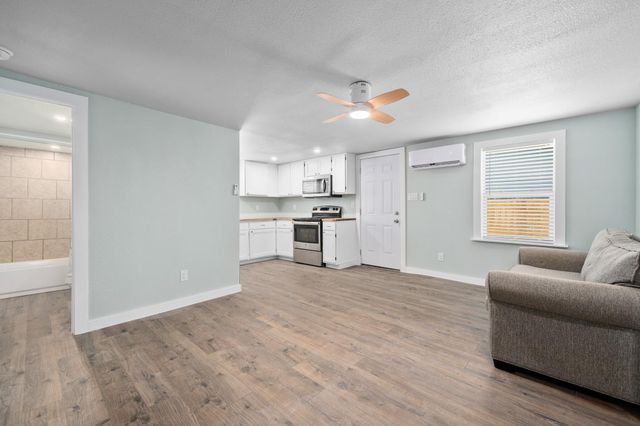 248 Post Oak LN, Rockport, TX 78382