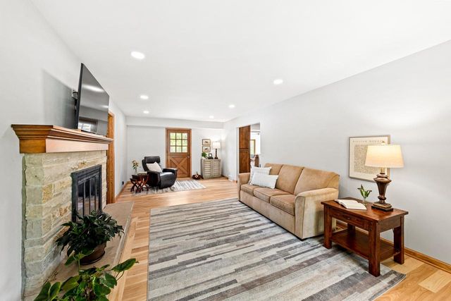 18360 Tilton LANE, Brookfield, WI 53045
