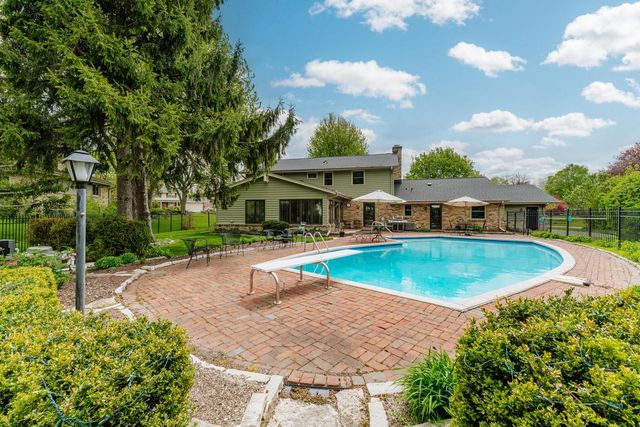 18360 Tilton LANE, Brookfield, WI 53045