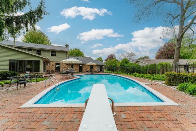 18360 Tilton LANE, Brookfield, WI 53045