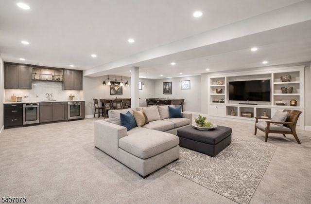 6 Winding Way, Woodland Park, NJ 07424