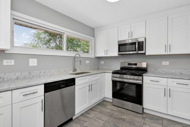 1125 SUFFOLK Avenue, Westchester, IL 60154