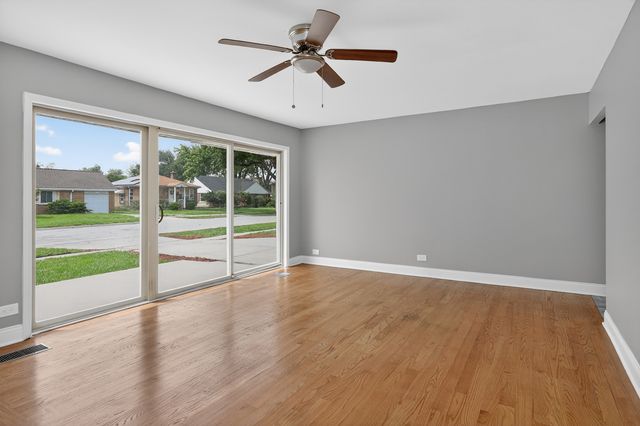 1125 SUFFOLK Avenue, Westchester, IL 60154