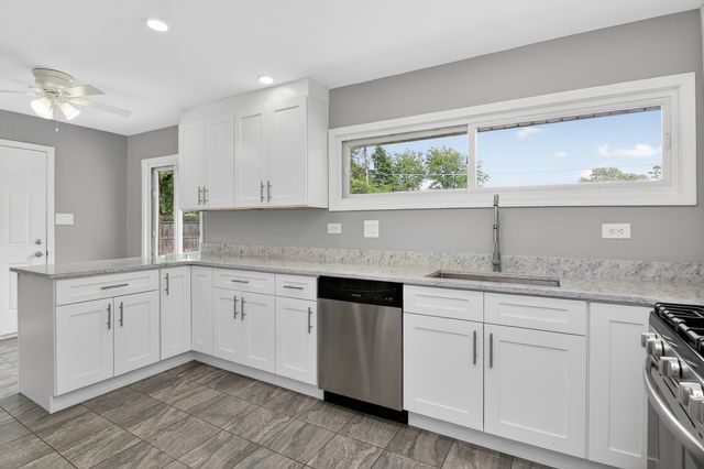 1125 SUFFOLK Avenue, Westchester, IL 60154