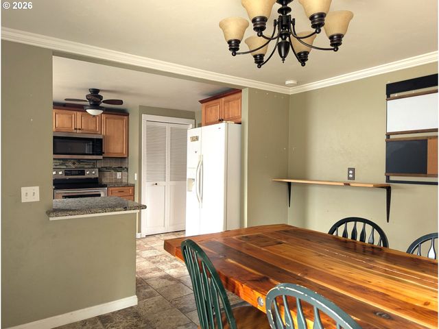 76232 BEECH St, Oakridge, OR 97463