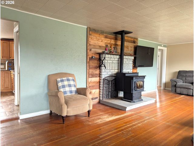 76232 BEECH St, Oakridge, OR 97463