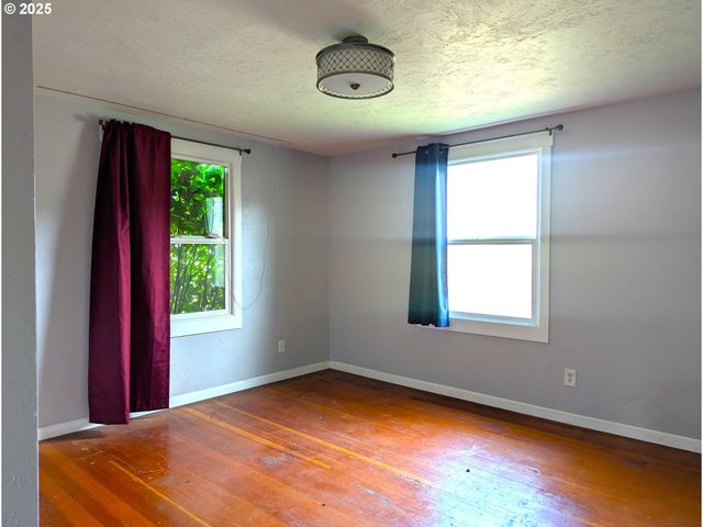 76232 BEECH St, Oakridge, OR 97463