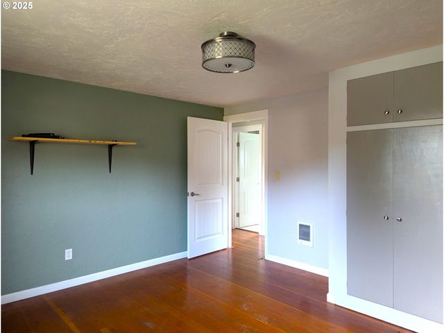 76232 BEECH St, Oakridge, OR 97463