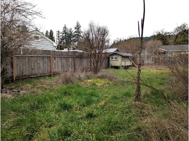 76232 BEECH St, Oakridge, OR 97463