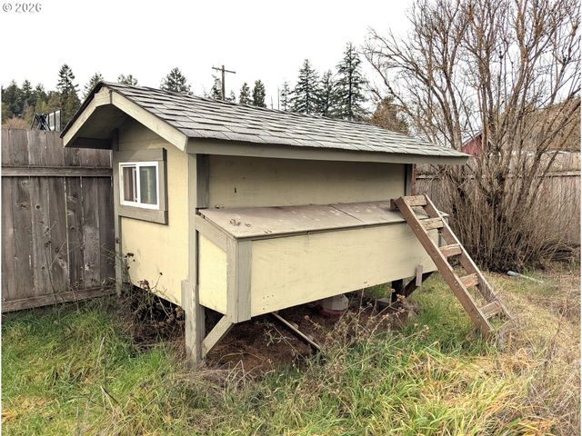 76232 BEECH St, Oakridge, OR 97463