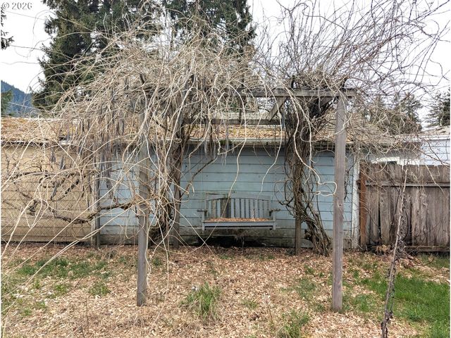 76232 BEECH St, Oakridge, OR 97463