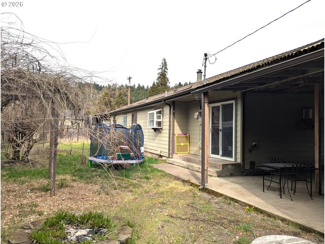 76232 BEECH St, Oakridge, OR 97463