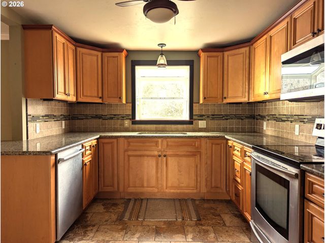 76232 BEECH St, Oakridge, OR 97463