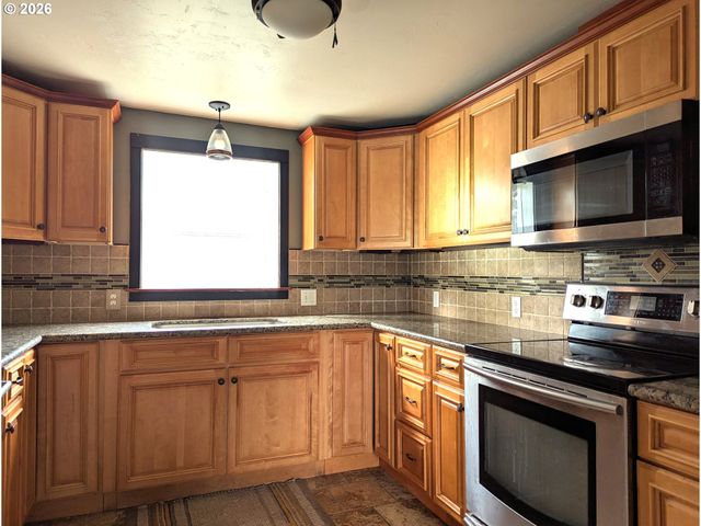 76232 BEECH St, Oakridge, OR 97463