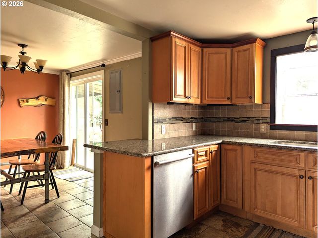 76232 BEECH St, Oakridge, OR 97463