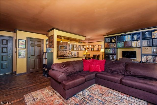 18 Steeplechase Ct, Franklin Twp., NJ 08873