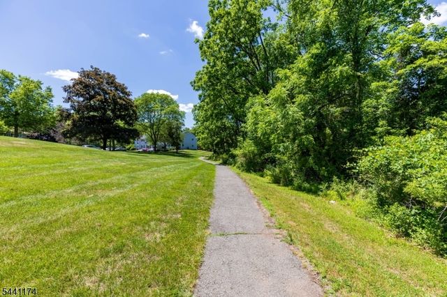 18 Steeplechase Ct, Franklin Twp., NJ 08873