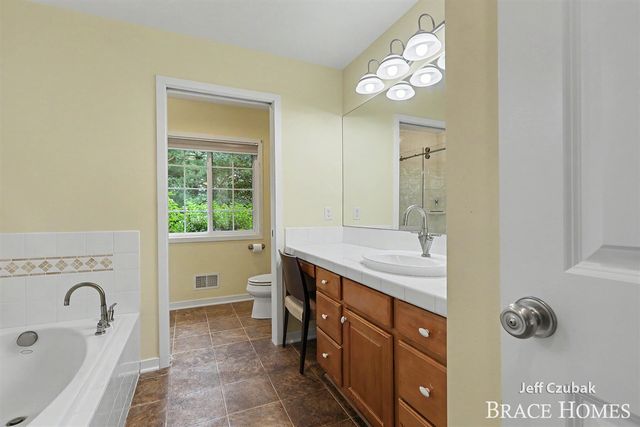 2336 Forest Trail Circle, Fennville, MI 49408
