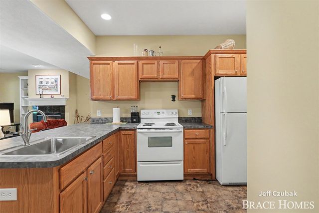 2336 Forest Trail Circle, Fennville, MI 49408