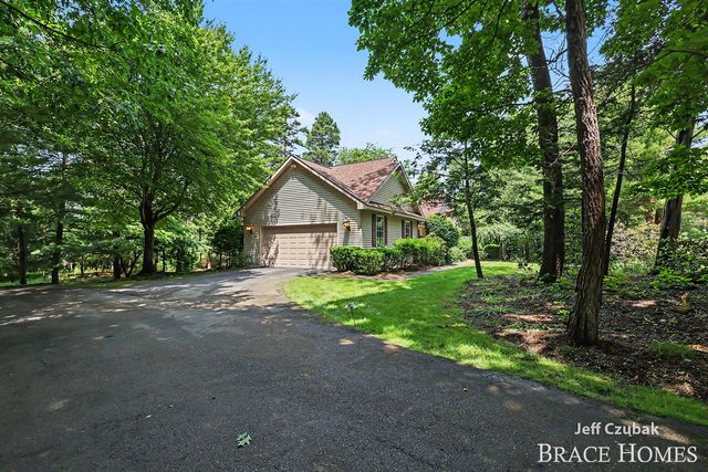 2336 Forest Trail Circle, Fennville, MI 49408