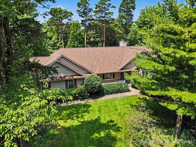 2336 Forest Trail Circle, Fennville, MI 49408