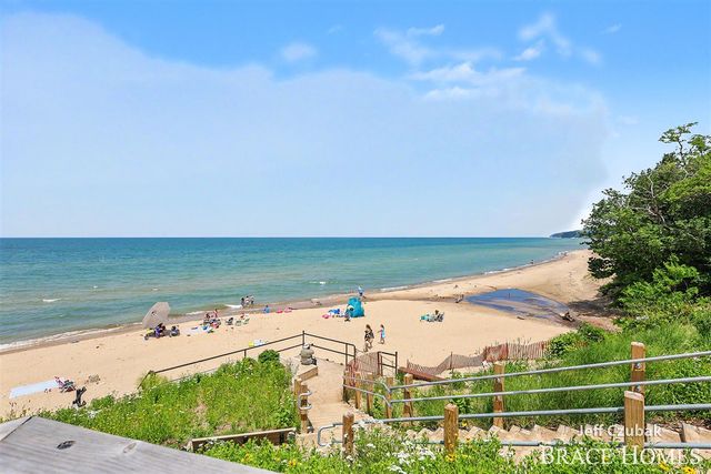 2336 Forest Trail Circle, Fennville, MI 49408