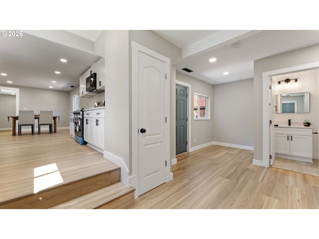 9400 Ne GERTZ Ct, Portland, OR 97211