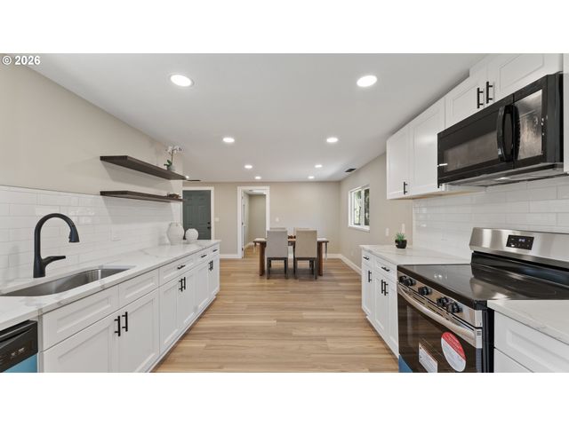 9400 Ne GERTZ Ct, Portland, OR 97211
