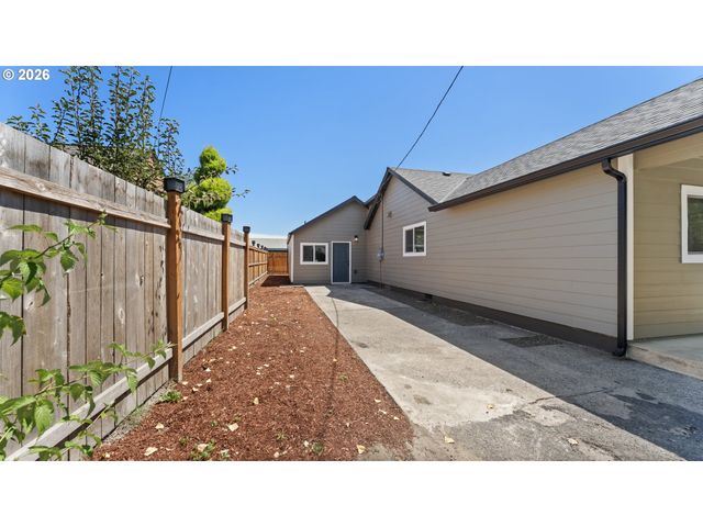9400 Ne GERTZ Ct, Portland, OR 97211