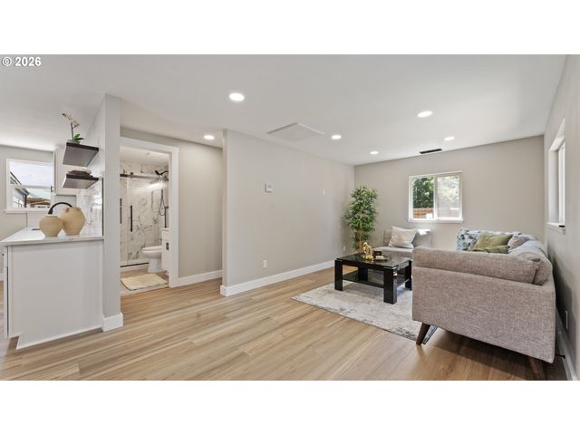 9400 Ne GERTZ Ct, Portland, OR 97211
