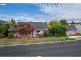 655 6TH St, Myrtle Point, OR 97458