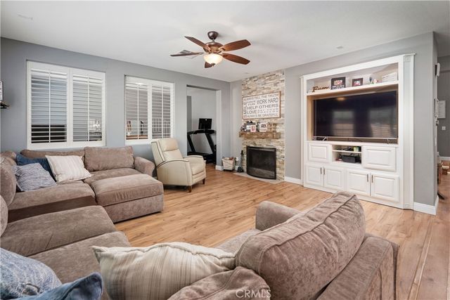 21825 Carol Court, Saugus, CA 91390